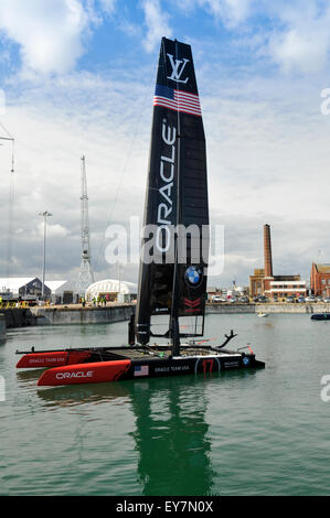 Portsmouth, Regno Unito. 23 Luglio, 2015. La Louis Vuitton America's Cup World Series di Portsmouth. Barca Oracle nell'area tecnica, ormeggiata Credito: Rob Wilkinson/ Alamy Live News Foto Stock