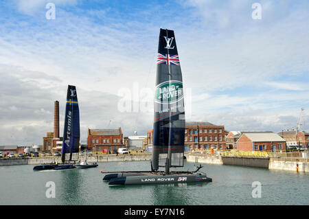 Portsmouth, Regno Unito. 23 Luglio, 2015. La Louis Vuitton America's Cup World Series di Portsmouth. BAR Land Rover imbarcazione nell'area tecnica, ormeggiata Credito: Rob Wilkinson/ Alamy Live News Foto Stock