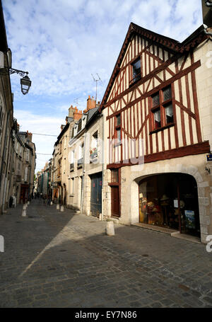 Francia, Valle della Loira, Blois, Rue Saint-Lubin, strada della città vecchia Foto Stock