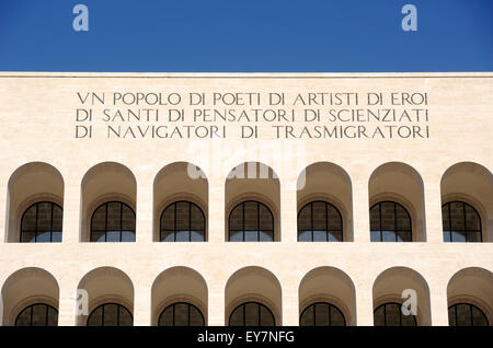Italia, Roma, EUR, Palazzo della Civiltà del lavoro, architettura fascista Foto Stock