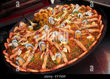 Grande padella per paella piastra con piatti di pesce e di riso  tradizionale cibo spagnolo Foto stock - Alamy