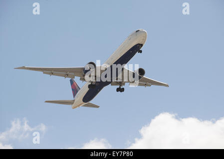 Delta 767 400 passeggeri con getto landing gear down in preparazione a terra. West London Inghilterra England Regno Unito Foto Stock