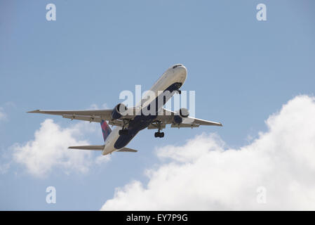 Delta 767 400 passeggeri con getto landing gear down in preparazione a terra. West London Inghilterra England Regno Unito Foto Stock