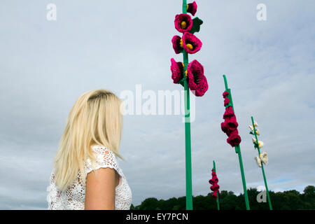 Tatton Park, Knutsford, Cheshire, Regno Unito. 23 Luglio, 2015. Ashleigh Edwards 24 anni, da Southport guardando gigante maglia uncinetto petali di fiori sul primo giorno pubblica del xvii annuale di Tatton Park Flower Show tenutosi a Knutsford, Cheshire. Credito: Cernan Elias/Alamy Live News Foto Stock