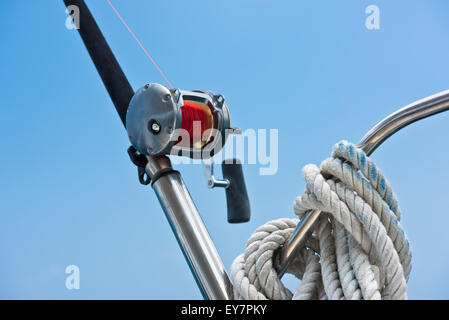 Canna da pesca e Mulinello su uno yacht a vela. Inquadratura orizzontale Foto Stock