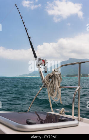 Canna da pesca e Mulinello su uno yacht a vela. Colpo verticale Foto Stock