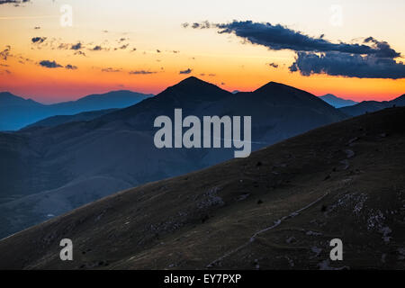 Crepuscolo in montagne d'Abruzzo nei pressi di Rocca Calascio, Italia Foto Stock