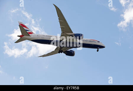 British Airways Boeing 787 jet del passeggero sulla approccio finale a LHR Foto Stock