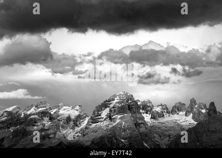 Paesaggio nuvoloso sul gruppo delle Dolomiti di Brenta. Trentino, Alpi Italiane. Europa. Paesaggio di montagna bianco nero. Foto Stock