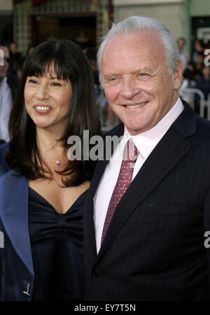 Stella Arroyave e Sir Anthony Hopkins frequentare il Los Angeles Premiere di frattura tenutasi al Mann Village Theatre di Westwood, la California il 11 aprile 2007. Foto Stock