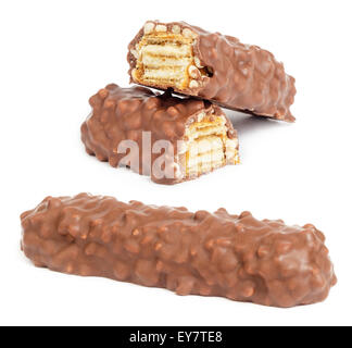 Il cioccolato energy bar con caramello isolati su sfondo bianco Foto Stock