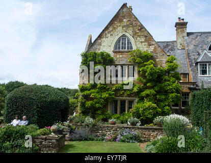 Letti di fiori di fronte alla casa padronale, Coton Manor Gardens, Nr Guilsborough, Northamptonshire Foto Stock