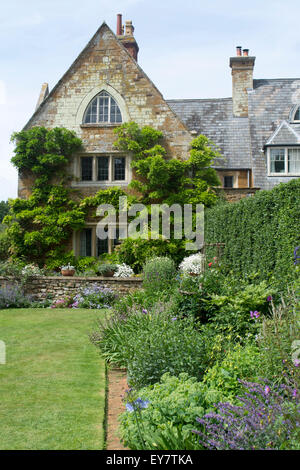 Letti di fiori di fronte alla casa padronale, Coton Manor Gardens, Nr Guilsborough, Northamptonshire Foto Stock