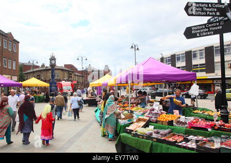 Giorno di mercato su Effingham street market a Rotherham town center Rotherham, South Yorkshire, Inghilterra, Regno Unito Foto Stock