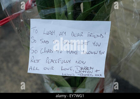 Bradford, Regno Unito. 23 Luglio, 2015. I fiori e i messaggi lasciati sul sito dell'assassinio di Leroy Vanzie, 32, che è stato trovato in Corban Street, Bradford, a circa 19:35 BST del martedì, ma morì più tardi lo stesso giorno di credito: Paul Chambers/Alamy Live News Foto Stock