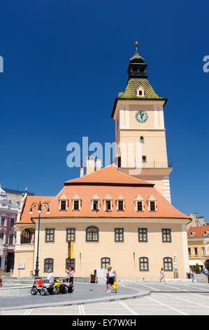 Brasov, Transilvania, Romania, 6 Luglio 2015: Brasov Piazza del Consiglio è il centro storico della città, la gente seduta e ne walkinng Foto Stock