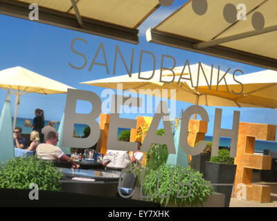 Barene luxury Beach Club con patroni godersi spuntini e drinks serviti proprio da banchi di sabbia spiaggia penisola Poole Dorset Regno Unito Foto Stock