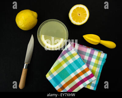 Spremuta di limonata su sfondo di ardesia Foto Stock