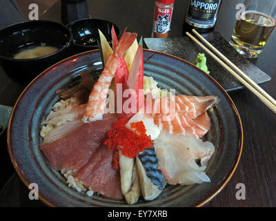 Pasto in un ristorante Giapponese, Leeds, England, Regno Unito- Sashimi Tempora zuppa di miso Foto Stock