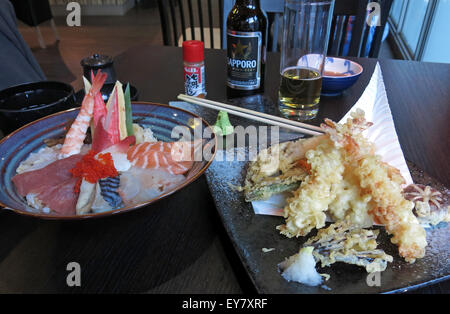 Pasto in un ristorante Giapponese, Leeds, England, Regno Unito- Sashimi Tempora zuppa di miso Foto Stock