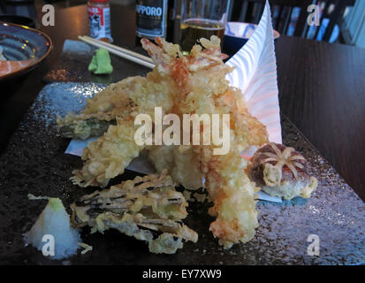 Pasto in un ristorante Giapponese, Leeds, England, Regno Unito- Sashimi Tempora zuppa di miso Foto Stock