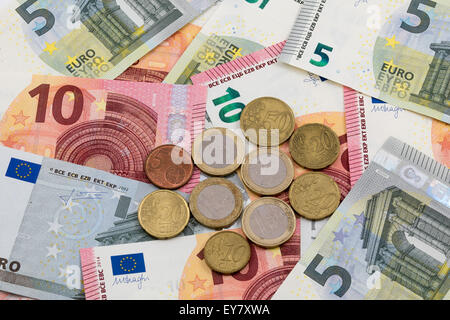 5 e 10 le banconote e le monete in euro Foto Stock