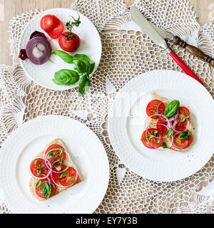 Vegane panini con pomodoro, cipolla e basilico fresco. Vista superiore Foto Stock