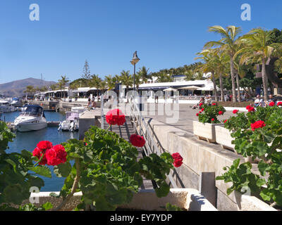 Ristoranti e bar a Puerto Calero Marina resort Lanzarote isole Canarie Spagna Foto Stock