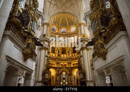 Due organi a canne e rotunda cupola dell'altare maggiore nella Cattedrale di Granada dell'Incarnazione Foto Stock