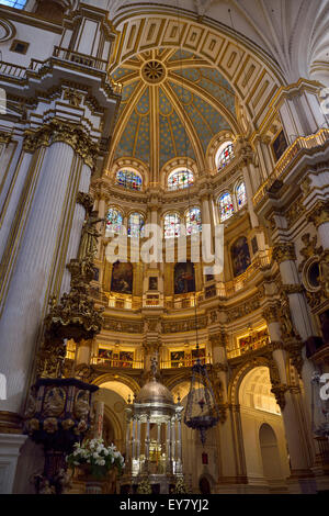 Il tabernacolo e leggio nel coro rotunda con soffitto a cupola nella Cattedrale di Granada dell'Incarnazione Foto Stock