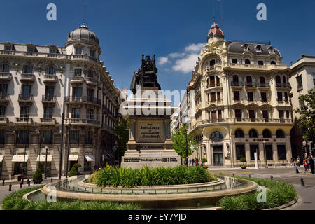 Punto di riferimento quadrato urbano con la scultura in bronzo della regina Isabella e Christopher Columbus Granada Spagna Foto Stock