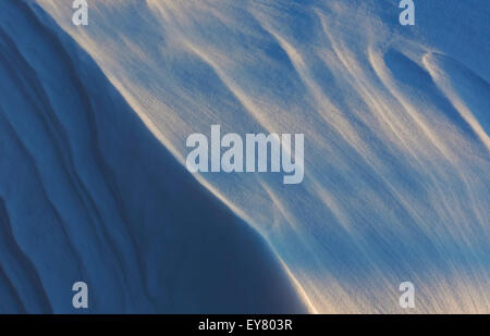 Derive di neve, forme e texture di linee create dal vento. Foto Stock