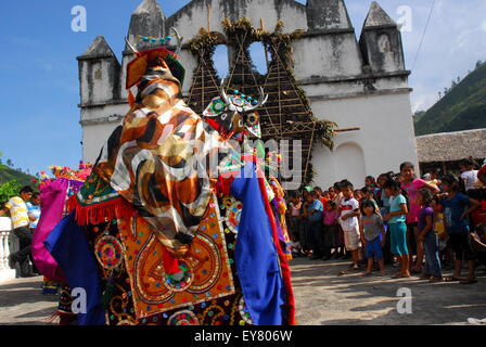 Guatemala Cervo danza tradizionali costumi e maschere Foto Stock