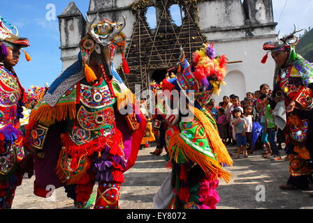 Guatemala Cervo danza tradizionali costumi e maschere Foto Stock