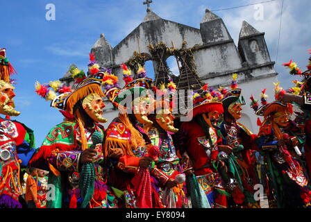 Guatemala Cervo danza tradizionali costumi e maschere - Spagnolo cacciatori. Foto Stock