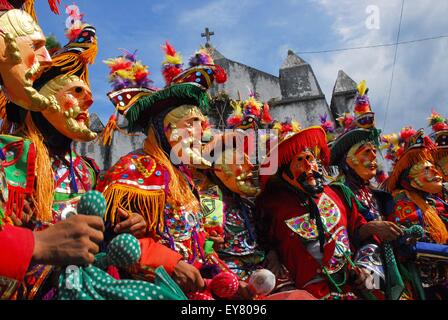 Guatemala Cervo danza tradizionali costumi e maschere - Spagnolo cacciatori. Foto Stock