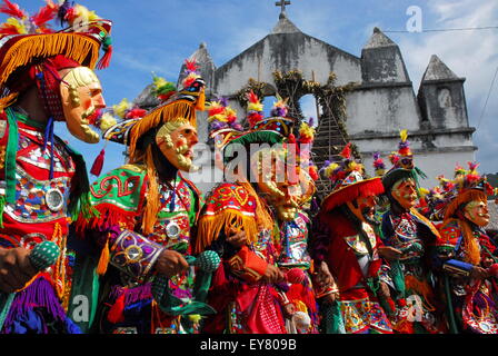 Guatemala Cervo danza tradizionali costumi e maschere - i cacciatori di spagnolo Foto Stock