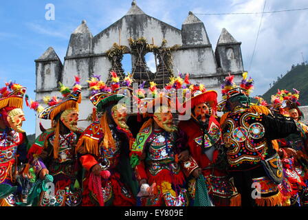 Guatemala Cervo danza tradizionali costumi e maschere - Spagnolo cacciatori. Foto Stock