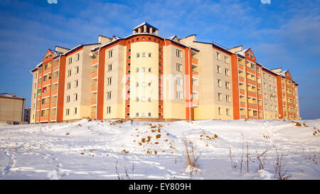 Un edificio a più piani inverno Foto Stock