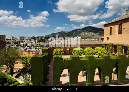 Vista di Albaicin chiese dal giardino cortile di MACHUCA (2004) in palazzi Nesrid Alhambra di Granada Foto Stock