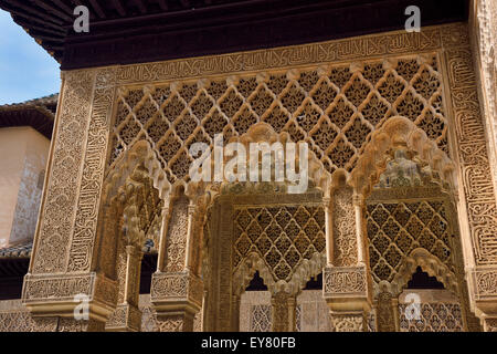 Arabeschi e Mocarabe stalattiti presso il cortile del Lions a palazzi Nasrid Alhambra di Granada Foto Stock