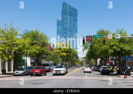 Una vista verso il basso Mamaroneck Avenue verso le Residenze al Ritz-Carlton di Westchester, in White Plains, New York. Foto Stock