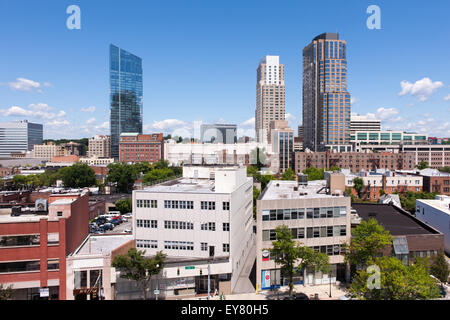 Una vista in alzata della moderna residenziale torri della skyline di White Plains, New York. Foto Stock