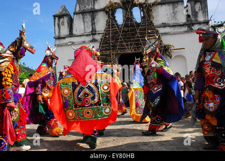 Guatemala Cervo danza tradizionali costumi e maschere Foto Stock