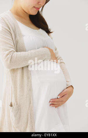 Un giovane giapponese donna in stato di gravidanza Foto Stock