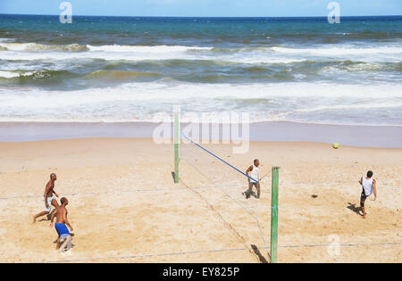 Persone che giocano a beach volley del piede, Brasile Foto Stock