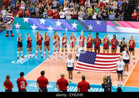 Omaha, NE USA. 23 Luglio, 2015. Il Team USA durante le cerimonie pregame prima un 2015 FIVB femminile di pallavolo World Grand Prix Finals match contro l'Italia al centro CenturyLink in Omaha, NE.USA ha vinto 25-17, 25-14, 15-25, 25-18. Credito: Cal Sport Media/Alamy Live News Foto Stock