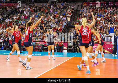 Omaha, NE USA. 23 Luglio, 2015. Il Team USA celebra in azione durante una 2015 FIVB femminile di pallavolo World Grand Prix Finals match tra Italia e Stati Uniti al centro CenturyLink in Omaha, NE.USA ha vinto 25-17, 25-14, 15-25, 25-18. Credito: Cal Sport Media/Alamy Live News Foto Stock