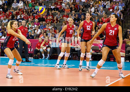 Omaha, NE USA. 23 Luglio, 2015. Stati Uniti al di fuori hitter Kelsey Robinson #23 con uno scavo in azione durante una 2015 FIVB femminile di pallavolo World Grand Prix Finals match tra Italia e Stati Uniti al centro CenturyLink in Omaha, NE.USA ha vinto 25-17, 25-14, 15-25, 25-18. Credito: Cal Sport Media/Alamy Live News Foto Stock