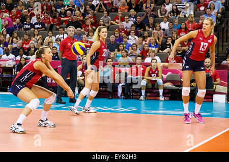 Omaha, NE USA. 23 Luglio, 2015. Stati Uniti al di fuori hitter Giordania Larson-Burbach #10 con uno scavo in azione durante una 2015 FIVB femminile di pallavolo World Grand Prix Finals match tra Italia e Stati Uniti al centro CenturyLink in Omaha, NE.USA ha vinto 25-17, 25-14, 15-25, 25-18. Credito: Cal Sport Media/Alamy Live News Foto Stock